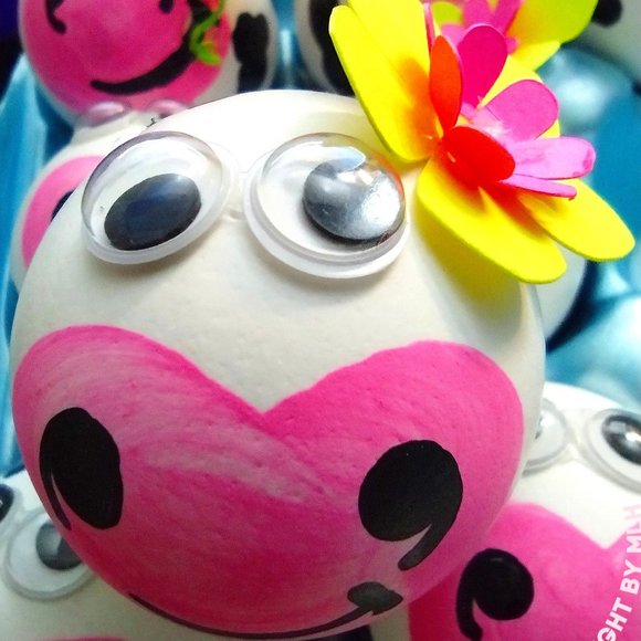 Christmas Tree Cute Cow Ornament Decoration (confetti filled shell decoration - Picture 5 of 5